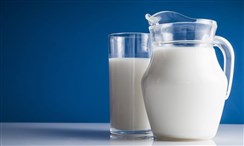 يعتبر الحليب من المشروبات الضرورية للطفل حيث يوفر له نسبة كبيرة من الكالسيوم الاساسية لبناء عظام قوية وسليمة