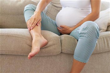 ما أسباب تورّم القدمين خلال الحمل؟ 