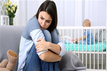 لأنّها رحلة شاقّة وحساسة... إليكِ طرق مواجهة القلق بعد الولادة!