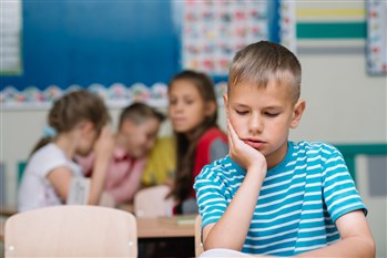 لماذا يخاف طفلك من الاندماج رغم ذكائه؟ نكشف لك الإجابة!