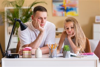 تعرّفوا على أفضل الطرق للتعامل مع مقاومة المراهق للواجبات بعد العطلة الصيفية!