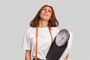 7 أخطاء تدمّر الرجيم وتُعيق خسارة الوزن الزائد! 
