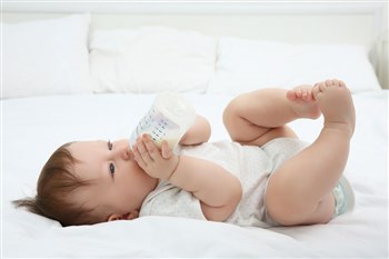 كيف تعرفون أن طفلكم يعاني من حساسية الحليب؟ إليكم الأعراض!