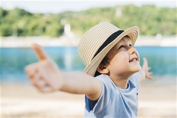 كيف يمكن أن تستغلّي فرصة الصيف ليستفيد طفلكِ ويرفّه عن نفسه في الوقت نفسه؟