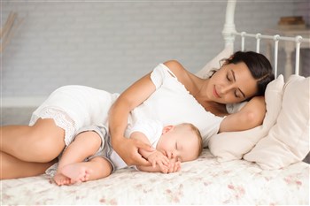 نوم هادئ بلا مخاطر... نصائح ذهبية لحماية رضيعكِ ليلاً!