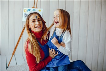 كيف تربّي طفلاً بصحّة حديدية؟ إليكِ أسرار العادات الصحية المبكرة!