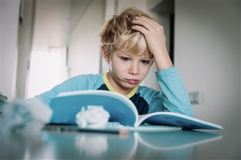 لماذا يمكن أن يقلق طفلكِ من الامتحان؟ وكيف تتعاملين مع قلقه؟