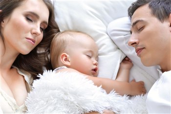 سؤال يُحيّر الأمهات... هل يجب أن ينام الطفل بمفرده أم مع والديه؟