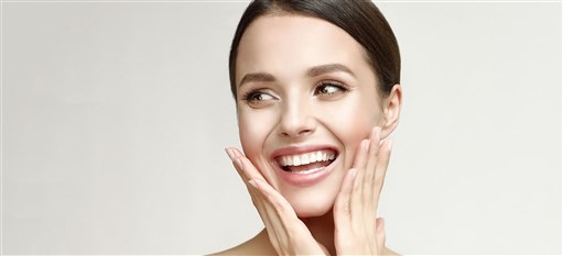 بعيداً عن الكريمات ومستحضرات التجميل... إليكِ أسرار العناية بالبشرة من الداخل!