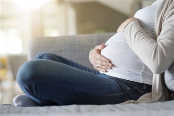 بماذا تشعر الحامل؟ أعراض وتغيّرات شائعة طيلة فترة الحمل