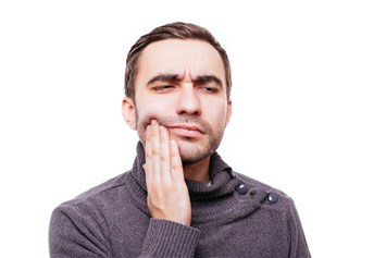 ما سبب خراج الفم؟ وكيف يمكن علاجه عند ظهوره؟