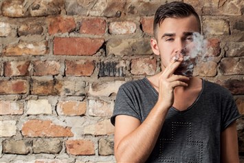 هل اكتشفتِ أن ابنكِ يدخّن؟ هذا ما عليكِ فعله فوراً