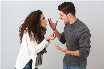 هل زوجكِ يصرخ عليكِ أمام الناس؟ إليكِ الطريقة الصحيحة للردّ عليه