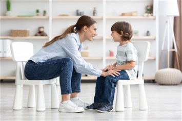 كيف يمكن أن تساعدي طفلكِ لتعليمه طريقة التعامل مع الآخرين بشكل مهذّب؟