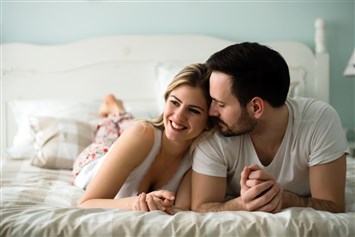 لماذا تُعتبر ممارسة العلاقة الحميمة قبل النوم مفيدة؟