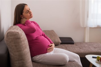ضعي حدّاً لآلام الرقبة اثناء الحمل مع هذه الحلول