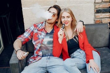 هذا ما يصيبكم عند الجلوس الى جانب مدخن! 