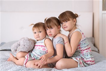 صحّتهم النفسية بخطر... إليكم كيفية التعامل مع الغيرة بين الأشقاء في المنزل!