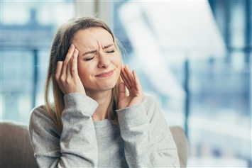 مؤشرات تنذر بالخطر.. هل الصداع المتكرّر علامة على أمراض خطيرة؟