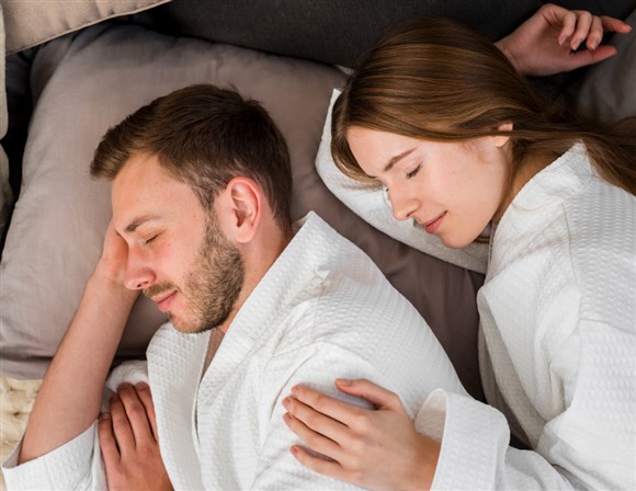 كيف يؤثر النوم غير الكافي عند النساء على الرغبة والإثارة الجسدية؟