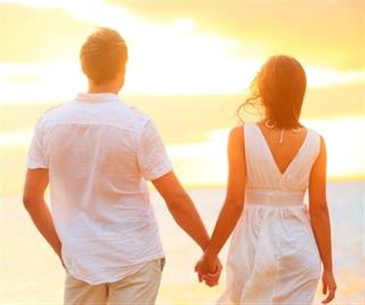 هل فارق العمر بين الرجل والمرأة يؤثر على علاقتها الزوجية الناجحة