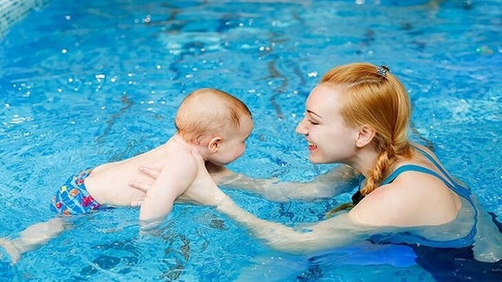 عدم ترك الطفل يسبح بمفرده