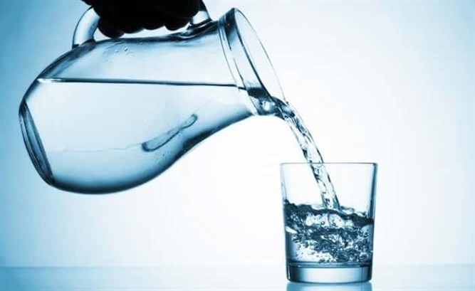 شرب كمّيةٍ كافيةٍ من الماء