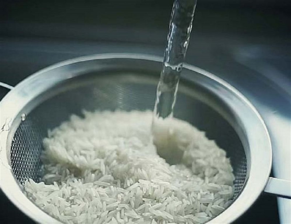 Какой водой заливают рис холодной или горячей. Замоченный рис. Промыть рис. Помыть рис. Промывание круп.
