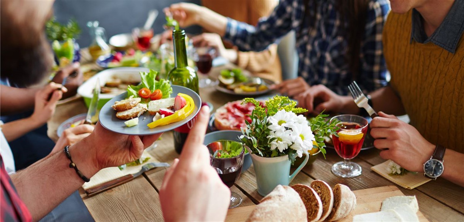 We already dinner. Принятие пищи. Фото еды в ресторане. Семейный ужин в ресторане. Еда за столом в ресторане.