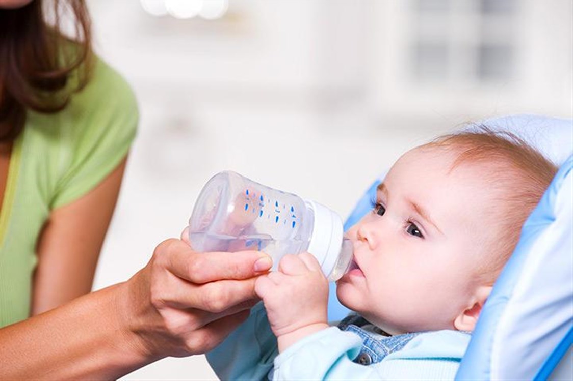 الرضيع متى يشرب الماء