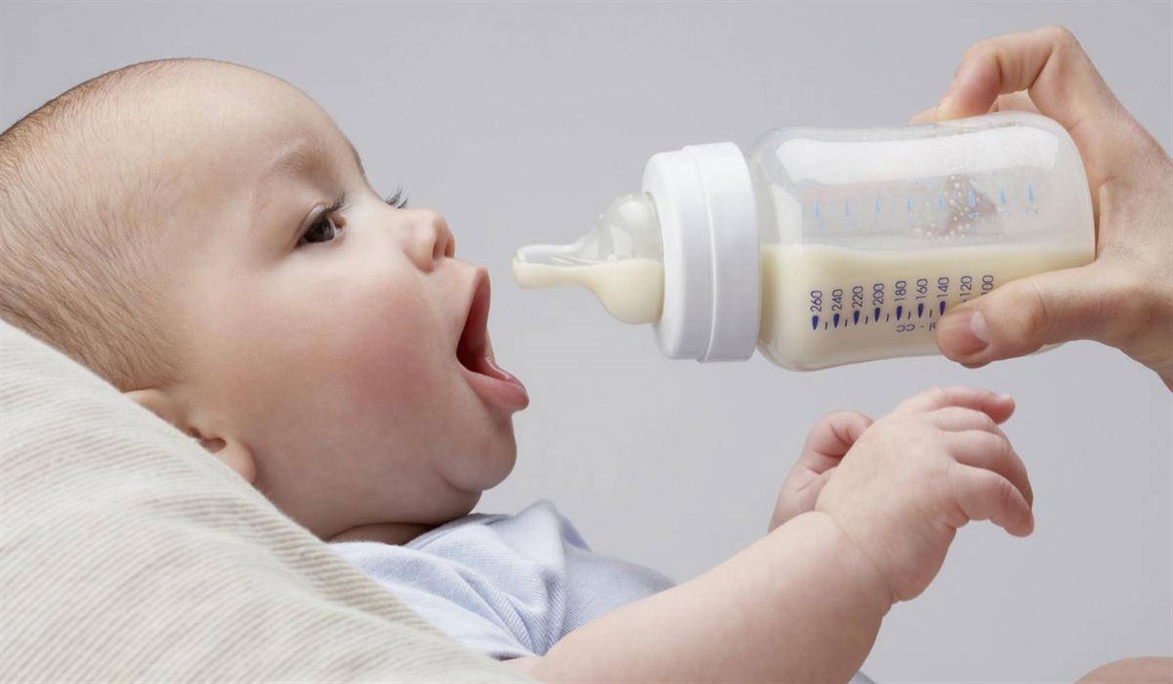 متى اوقف الحليب الصناعي عن طفلي