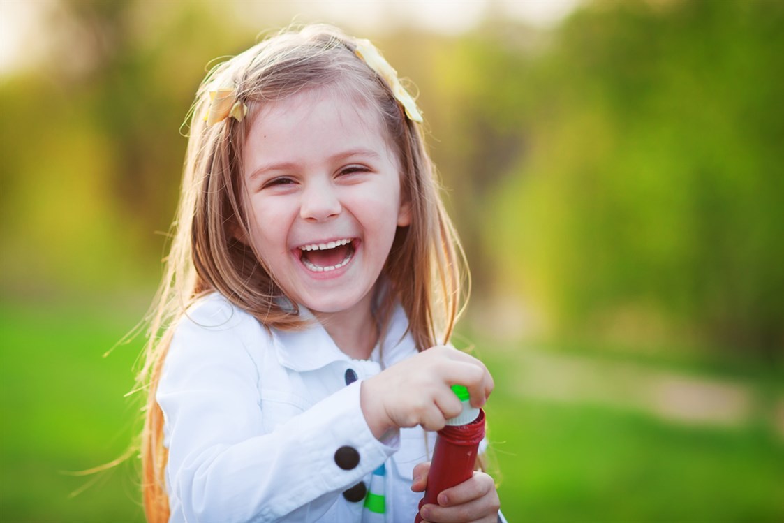  فوائد الضحك الصحية للأطفال
