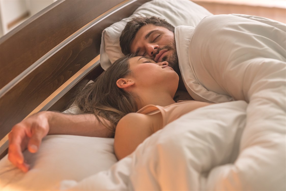  تأثير العلاقة الحميمة على النوم