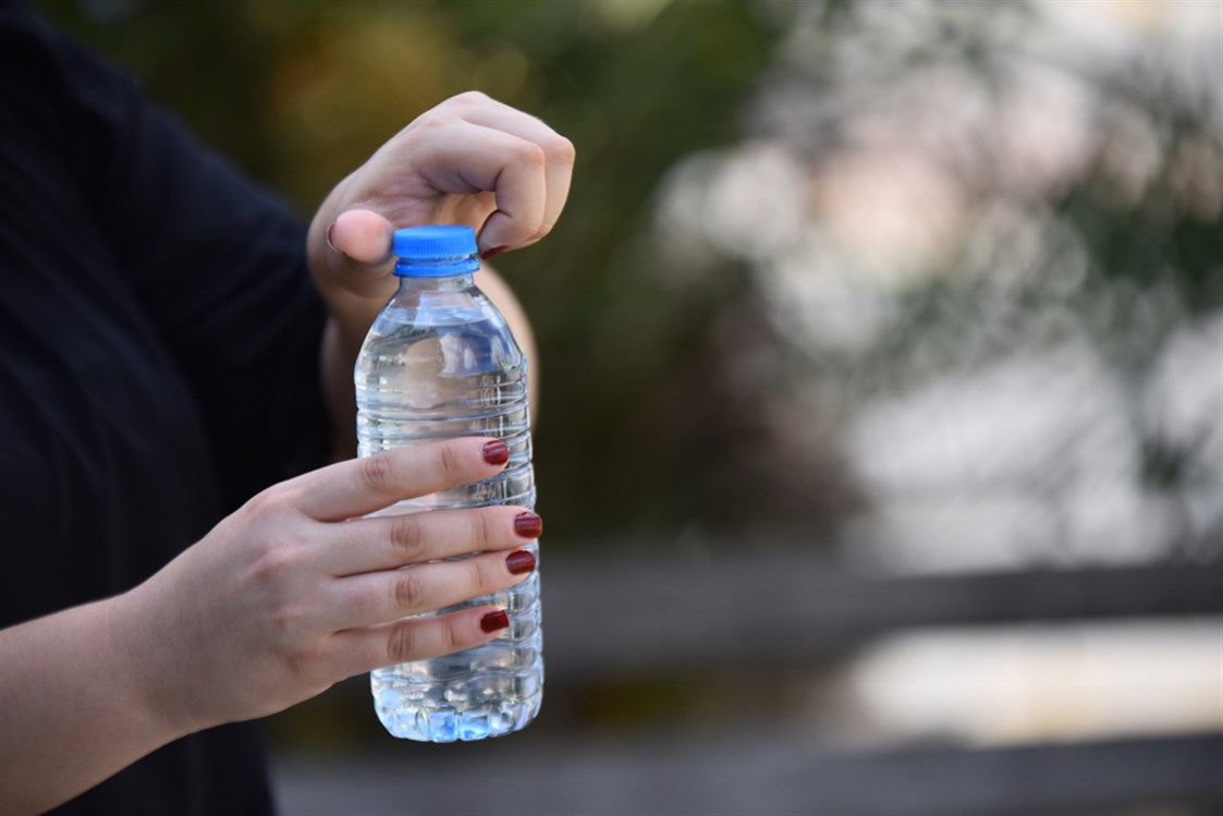 اضرار اعادة استخدام زجاجات الماء