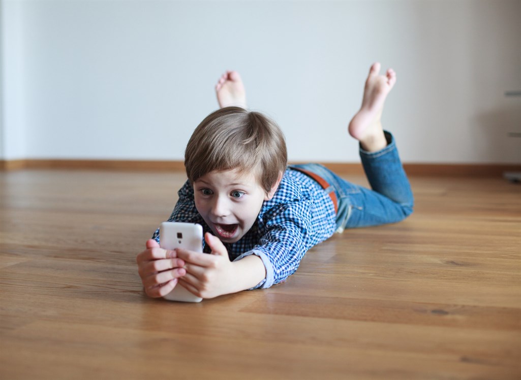  التأثيرات النفسية لاستخدام الطفل الهاتف الذكي في عمر صغير