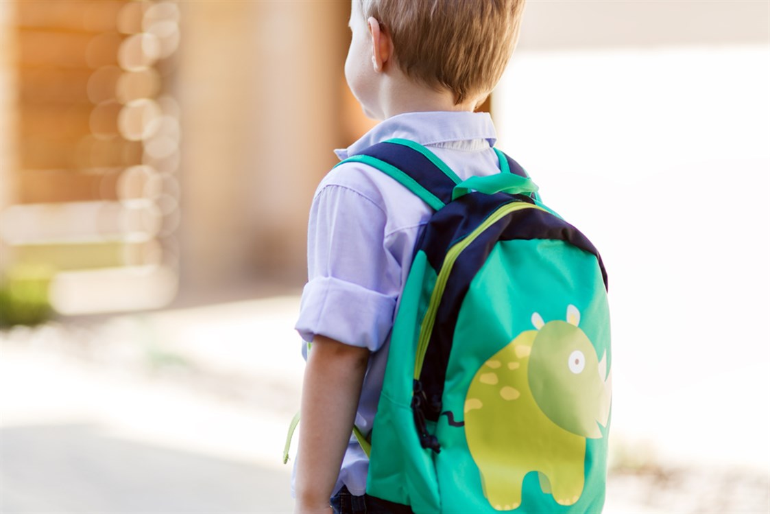  تأثير الحقيبة المدرسية على ظهر الطفل