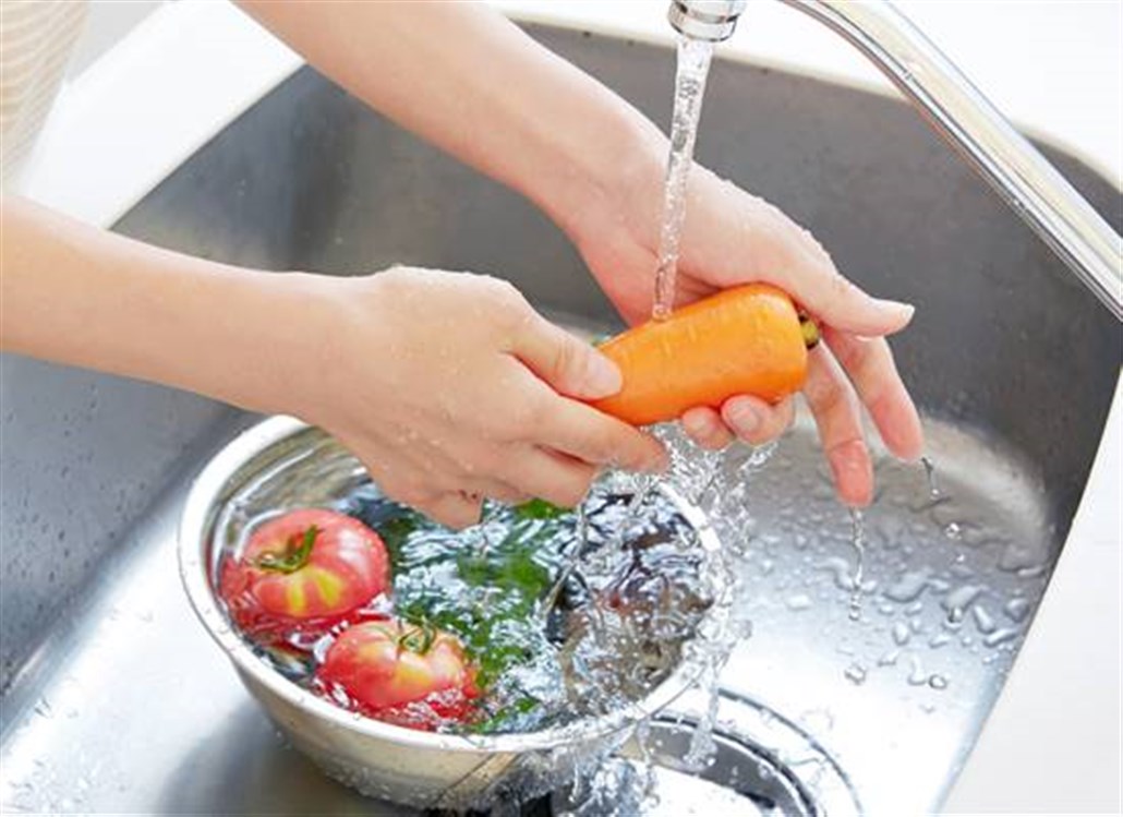 الطريقة الصحيحة لغسل الفواكه والخضراوات