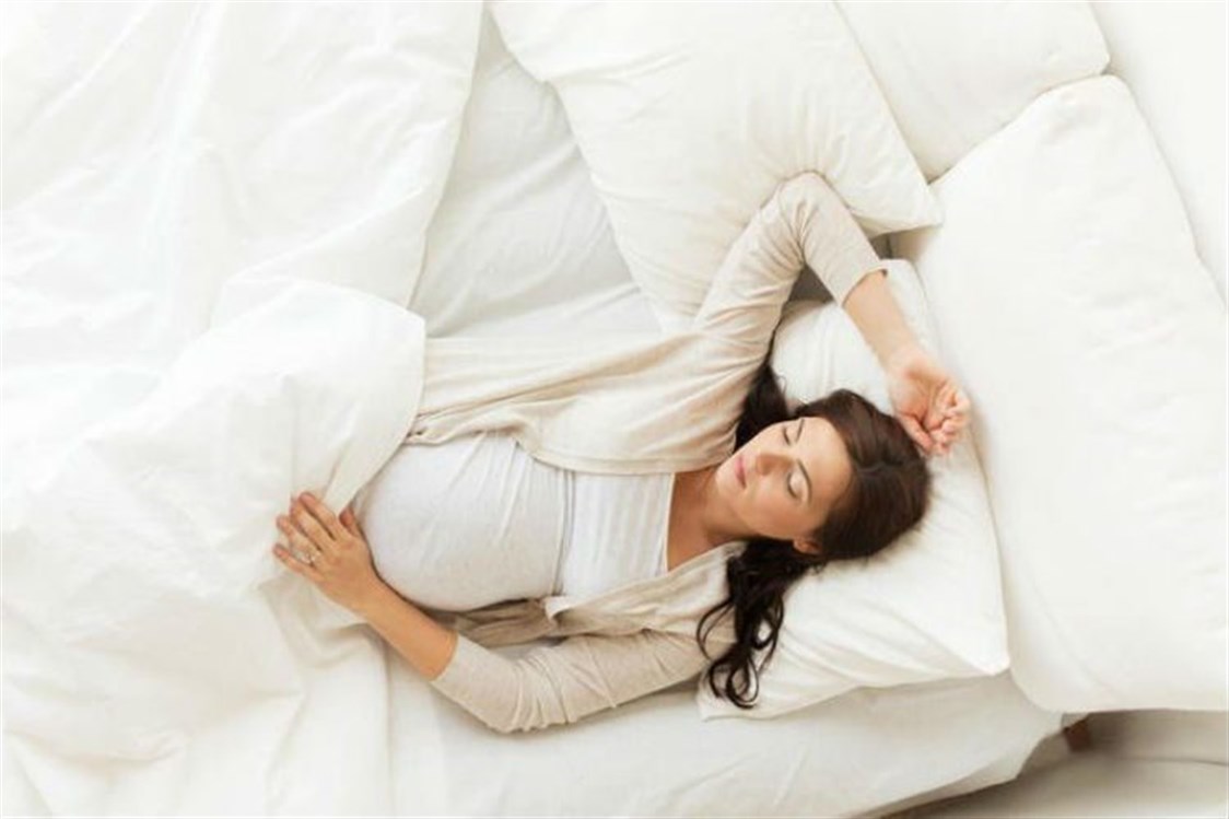 النوم على الظهر في آخر الحمل