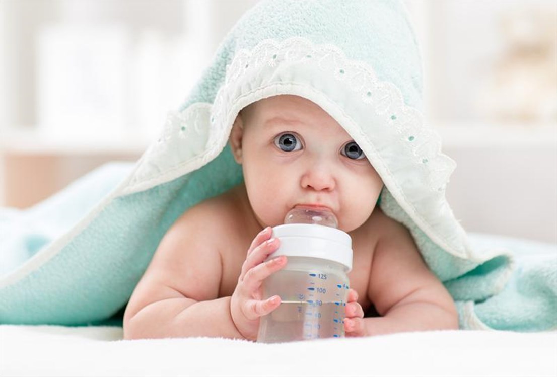 متى يشرب الرضيع الماء