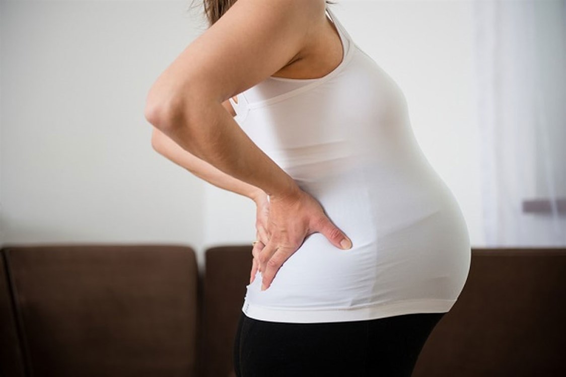 هل اعوجاج العمود الفقري يؤثر على الحمل