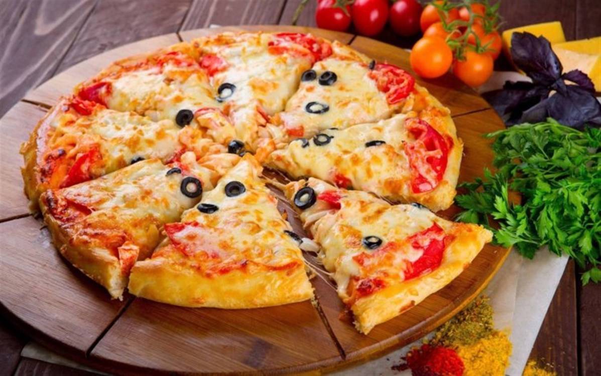 كم تحتوي البيتزا على سعرات حرارية