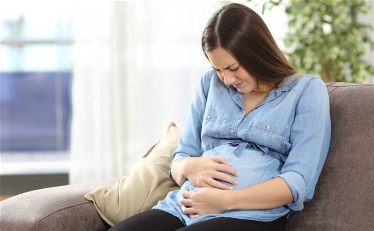 هل الحمل يسبب الم في اسفل البطن 