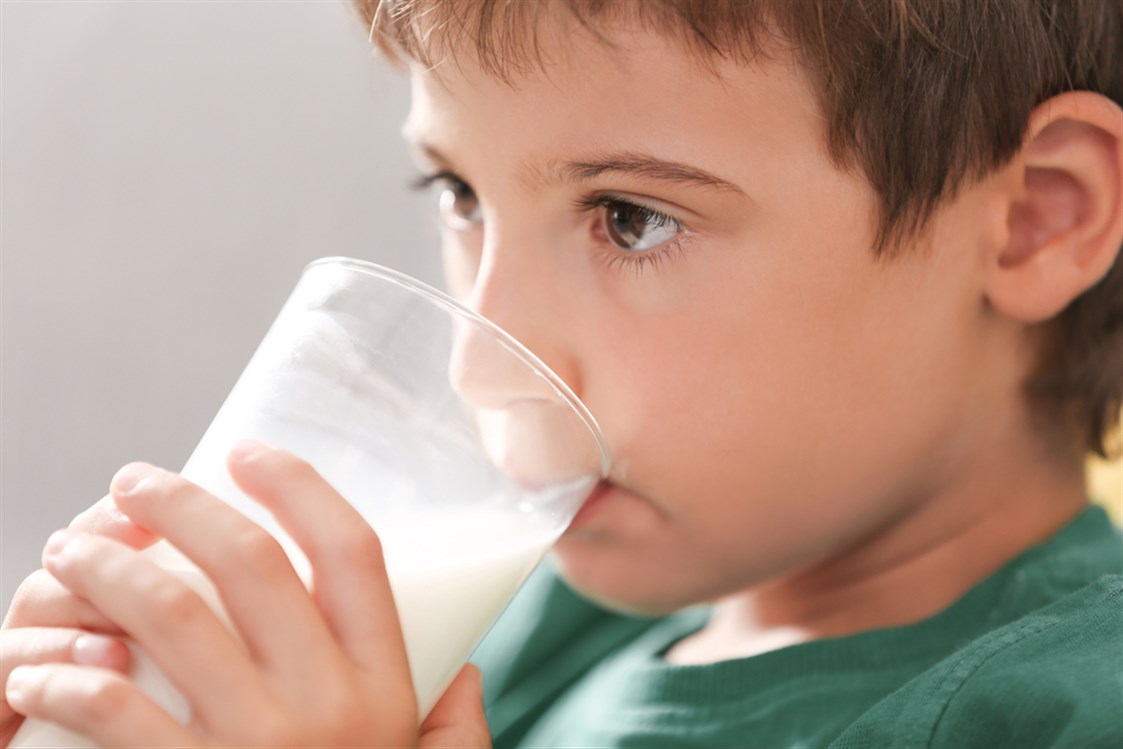  هل كثرة شرب الحليب مضرة للطفل