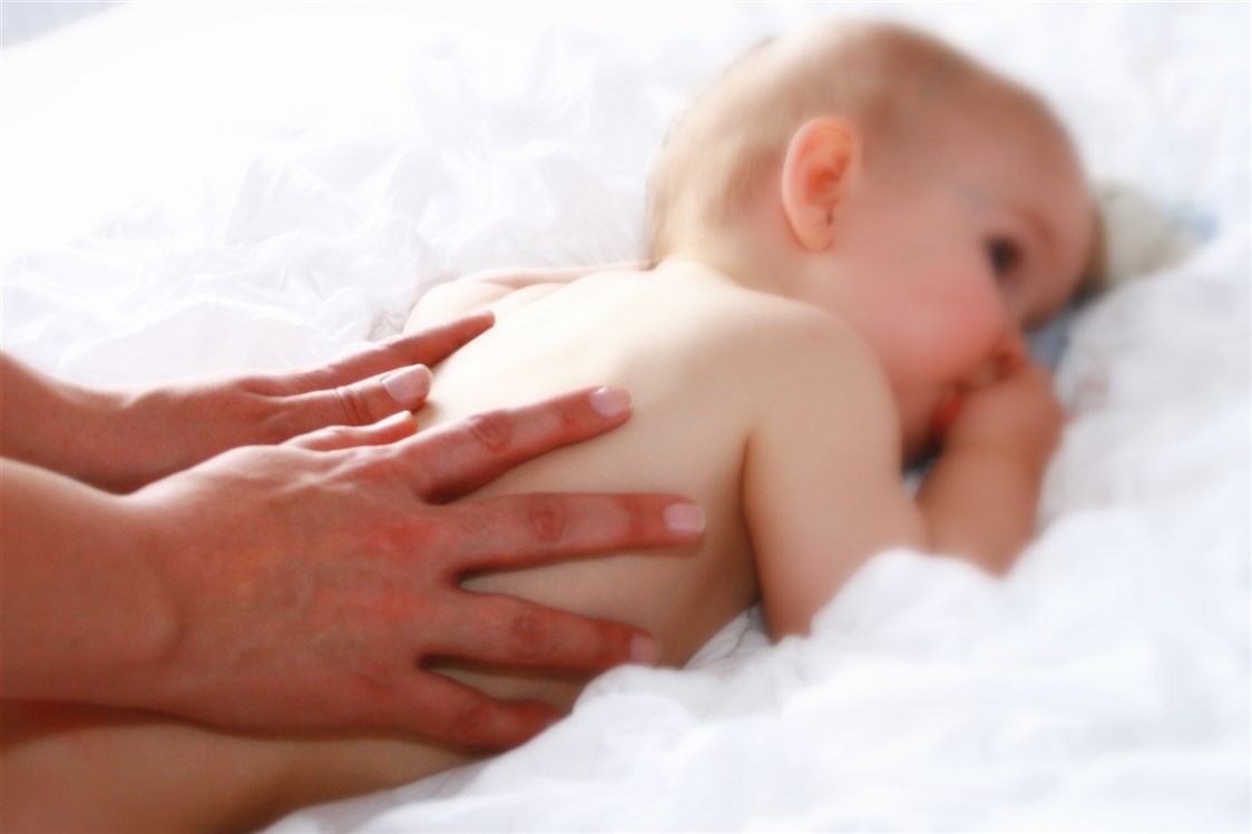 فوائد صحية لتدليك الطفل الرضيع