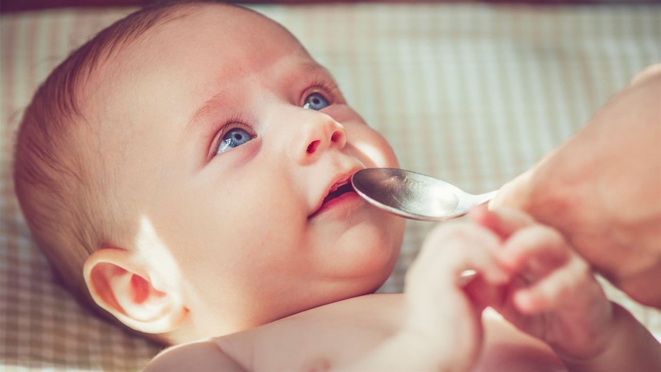 شرب الرضيع للمياه المعدنية