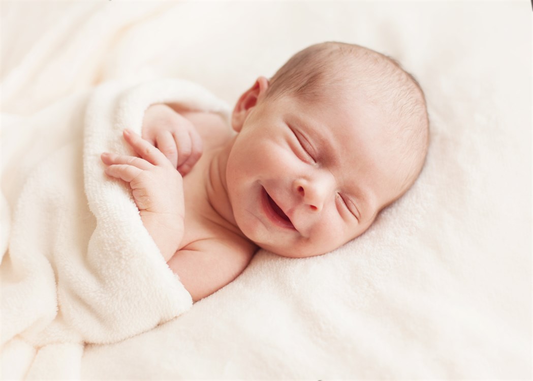 الطفل يضحك خلال النوم