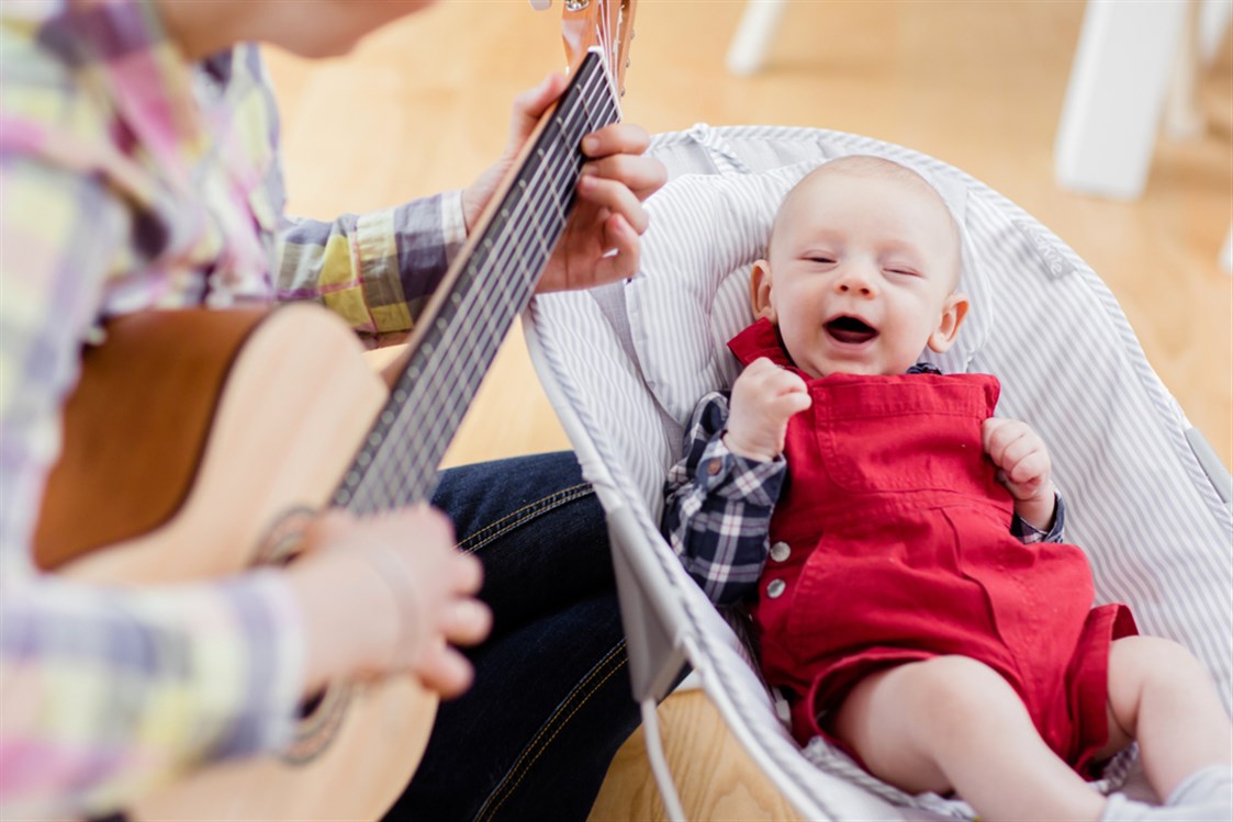 فوائد الغناء للطفل