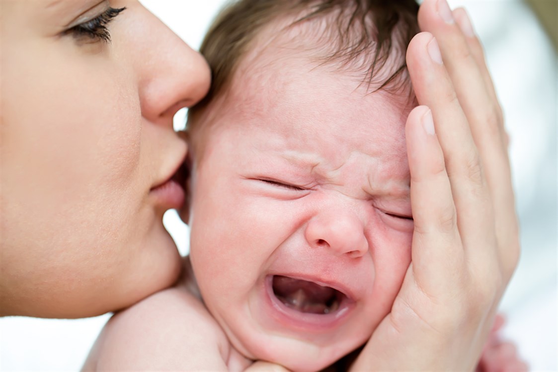 لماذا يفزع الطفل الرضيع