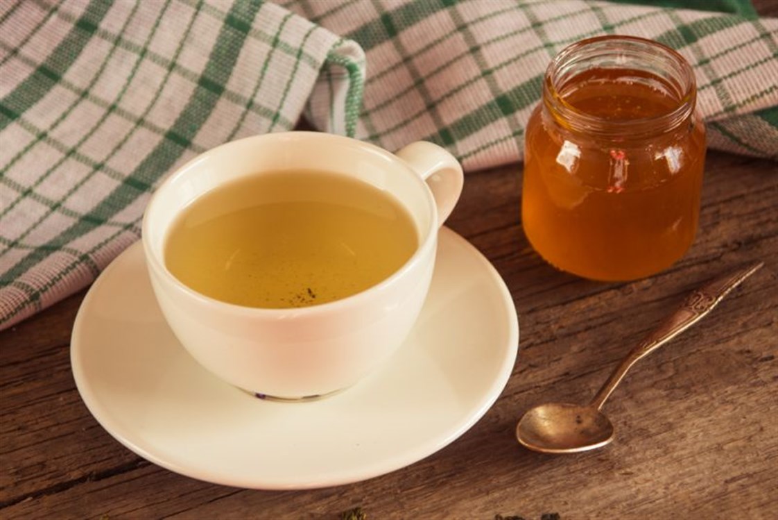 Утром мед на тощак. Мед в белой чашке. Зелёный чай с медовым вкусом шарик. Мед простой. Ложка меда утром в зеленый чай слабительное.