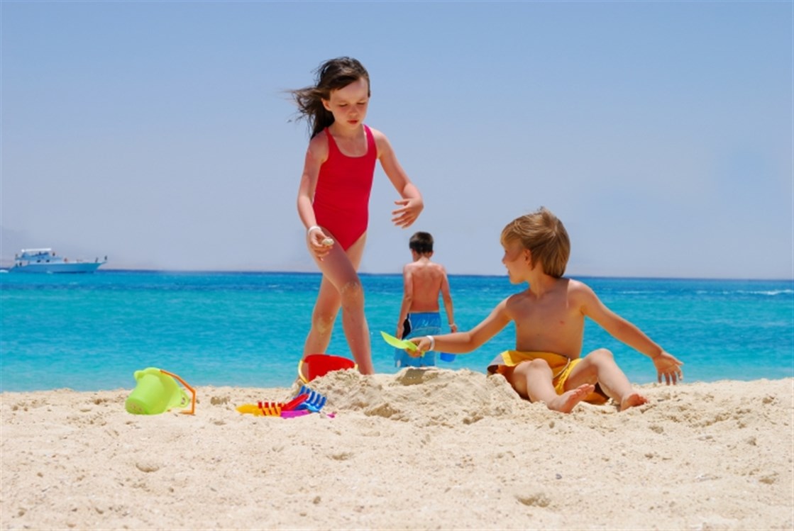 Плей лете. Девочки играют на пляже. Игры на пляже для детей. Пляжный детский топлесс. Детский пляж без трусов.